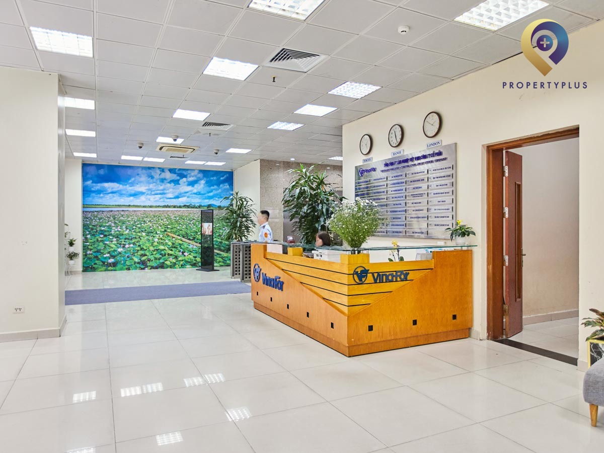 Reception desk area in Vinafor Building with friendly staff and modern design. - hình ảnh từ Property Plus